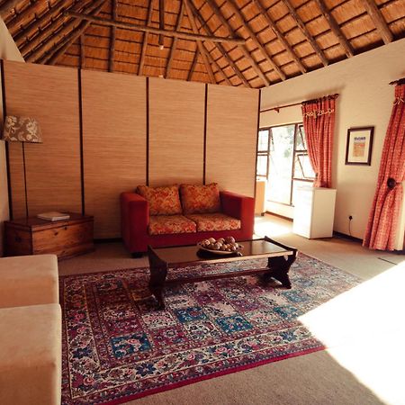 סנדטון Lourie Lodge מראה חיצוני תמונה