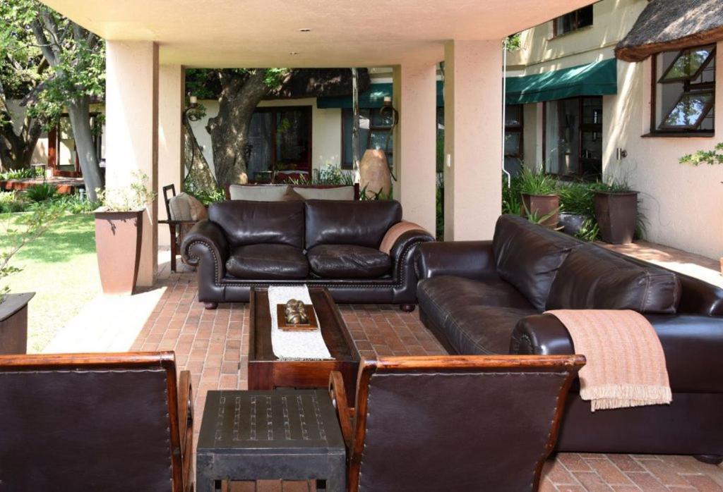 סנדטון Lourie Lodge מראה חיצוני תמונה