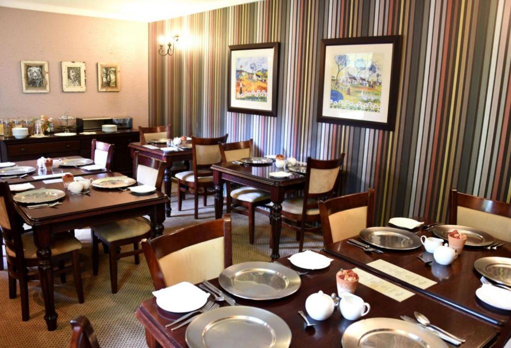סנדטון Lourie Lodge מראה חיצוני תמונה