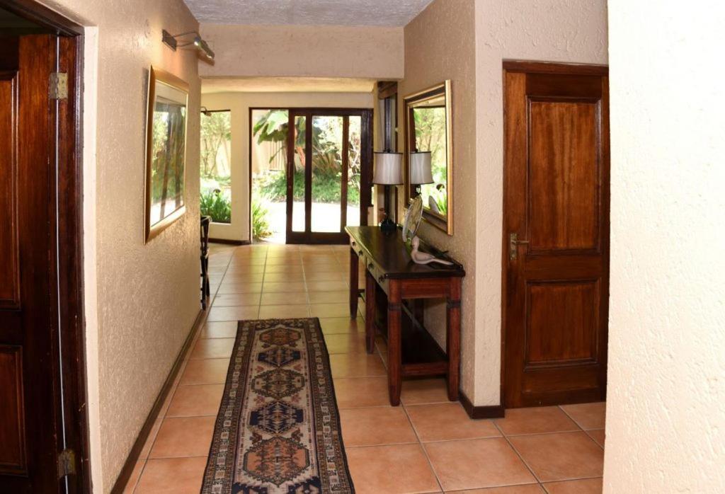 סנדטון Lourie Lodge מראה חיצוני תמונה