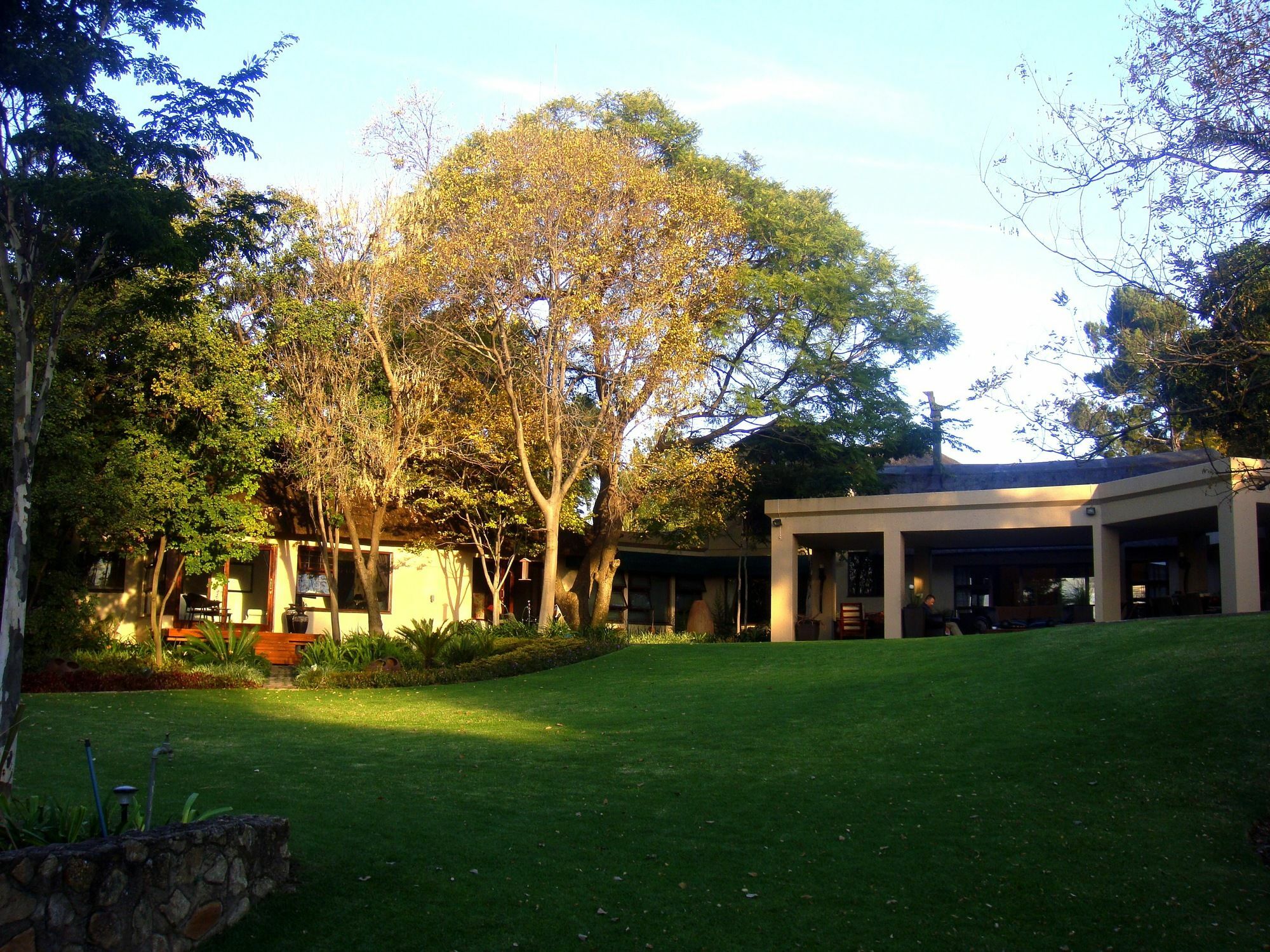 סנדטון Lourie Lodge מראה חיצוני תמונה